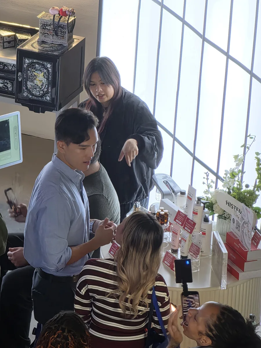 Histemo team giving a live scalp consultation